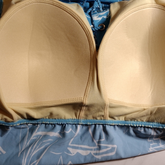 🆕 D & Co.  Blue and white swim top - Picture 7 of 9